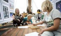 Børn på skibsdæk tegner