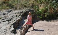 Pige står på klippestykker