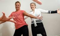 Yngre og ældre kvinde danser sammen