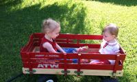 To små børn i en trækvogn