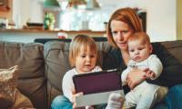 Mor og to små børn bruger Ipad