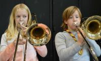 To piger spiller trompet sammen