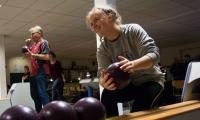 Pige samler bowlingkugler op